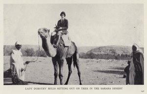 サハラ砂漠のトレッキングに出発するドロシー・ミルズ女史（モノクロ写真 作： European Photographer