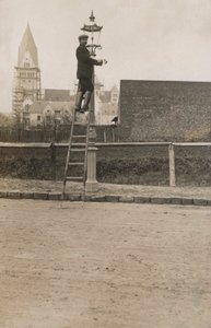 梯子をかけて街灯を修理する男性（モノクロ写真 作： European Photographer