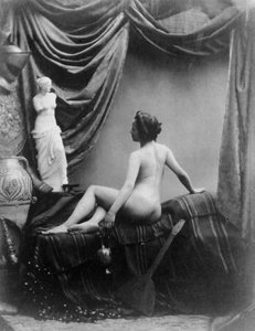 ミロのヴィーナス像に見入る裸婦（モノクロ写真） 作： European Photographer