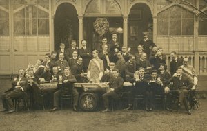 フェンシングクラブと思われる男性グループの肖像（モノクロ写真 作： European Photographer