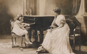 ピアノを弾く少女を見つめる女性の肖像（モノクロ写真） 作： European Photographer