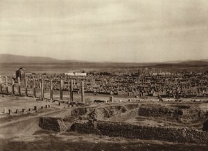 ティムガド、全景（モノクロ写真） 作： European Photographer