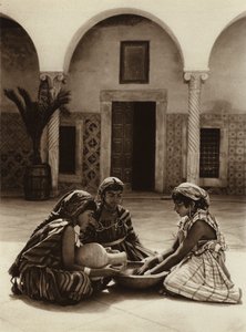 チュニス、アラブの家の女性グループ（モノクロ写真） 作： European Photographer