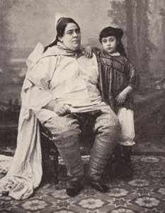 チュニジアのユダヤ人女性とその娘（モノクロ写真 作： European Photographer