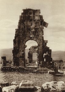 ヴォルビルス、ハドリアヌス神殿跡（モノクロ写真 作： European Photographer