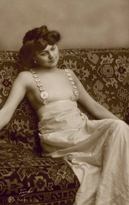 リスキーなドレスを着た女性（モノクロ写真 作： European Photographer