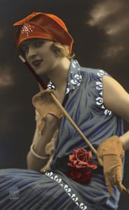 杖をつく少女（カラー写真）