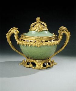 ルイ15世のポットプリ花瓶（オルモルに取り付けられた中国の青磁磁器） 作： European School