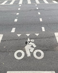 道路上の自転車レーン標識（デジタルアート） 作： エヴァン・スクラー