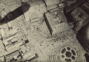 [飛行船が影を落とす街並み］ 作： Fedele Azari