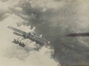 [空飛ぶ飛行機］ 作： Fedele Azari