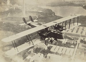 [ワシントンD.C.上空を飛ぶ飛行機] 作： Fedele Azari