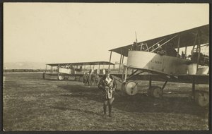 [飛行機の前の男]