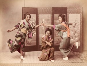 1895年頃に踊る少女たち（写真）