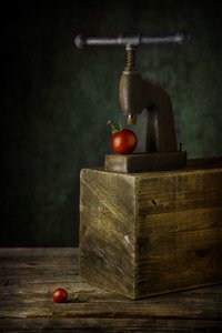 ヴィンテージのトマトプレスを描いた静物画 作： Felice Angelino