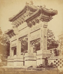 北京近郊のラマ教寺院のアーチ、1860 年 10 月 作： Felice Beato