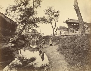 [数人の中国人を含む村の川と橋。］ 作： Felice Beato