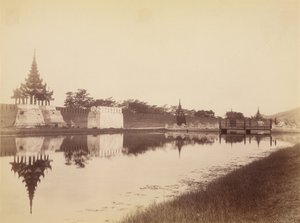 マンダレーの堀と橋のある街の東の壁 作： Felice Beato