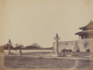 1860 年 10 月 29 日、ペキンの冬宮殿への入り口。 作： Felice Beato