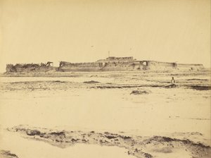 1860年8月21日、英語とフランス語の入り口を示すノースフォートペイコ川の外観 作： Felice Beato