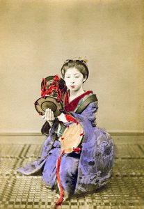鼓を奏でる芸者、日本、1882 作： Felice Beato
