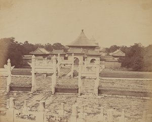 1860 年 10 月、中国のペキン市で、皇帝が年に 1 回犠牲を捧げる天壇の内部とアーチ 作： Felice Beato