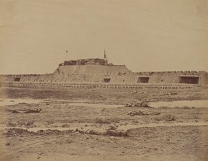 1860 年 8 月 21 日、中国軍の撤退を示す、占領後の北砦の後部 作： Felice Beato