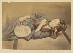 [扇子を持って眠る日本人女性] 作： Felice Beato