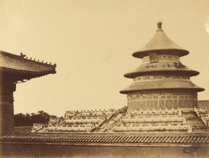 中国・北京の僧侶が焼かれた場所から見た天壇。1860年10月 作： Felice Beato