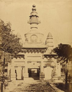 1860年8月、ペキン近くのラマ寺院にあるチベットの記念碑 作： Felice Beato