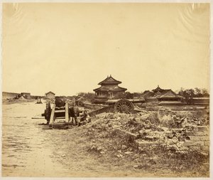 [1860年10月14日に占領された北京の城壁の上部に、わが軍の砲台に向けられた中国の砲が写っている。］