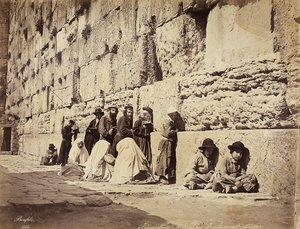 エルサレムの嘆きの壁（西の壁）で祈りを捧げるイスラエル人の一団 作： Félix Bonfils