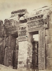 古代シリアの都市、ヘリオポリスまたはバールベック（現在のレバノン）の考古学地区にあるジュピター神殿または太陽の神殿の入口 作： Félix Bonfils