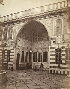 シリアのスタンブーリにあるユダヤ人の家の内部。ポルティコの下に二人の女性が写っている 作： Félix Bonfils