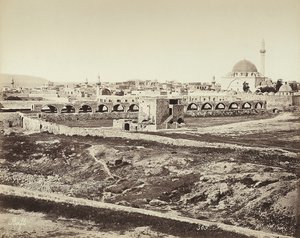 モスクのある人口密集地の全景、イスラエルにて 作： Félix Bonfils