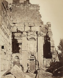 古代シリアの都市、ヘリオポリスまたはバールベック（現在のレバノン）の考古学地区にある、ジュピター神殿または太陽神殿のプロピュライア。