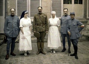 1917年、フランス、アイヌのソワソン、サンポール病院の前にいるフランスの軍医と看護師（オートクローム） 作： Fernand Cuville