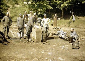 井戸で洗濯をしているフランスの兵士のグループ、ソワソン、アイヌ、1917年（オートクローム）