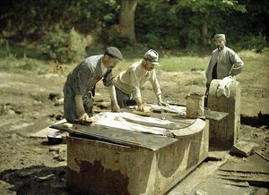 井戸で洗濯をしている3人のフランス兵、ソワソン、アイヌ、フランス、1917年（オートクローム）