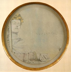 Dreamer, c.1900 (灰色の紙に鉛筆とカラーチョーク) 作： Fernand Khnopff