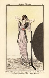 ライラック色のモスリンシルクのドレスを着て、黒いベルベットのベストを着た女性が鏡の中の自分を見ています。Deshabille de mousseline de soie glycine drape et borde de fourrure, petite casaque de velours noir frappe.イラストをもとにした手彩色のポシェット（ステンシル）エッチング 作： Fernand Siméon