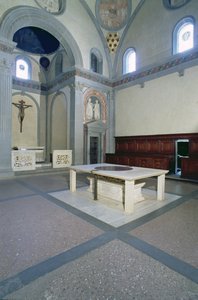 1420-29年に建てられた内部の眺め 作： Filippo Brunelleschi