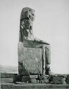 アメンホテプ3世の神殿の巨像（紀元前1417〜1379年頃）テーベ、1900年頃発行（グラビア） 作： Fils Goupil