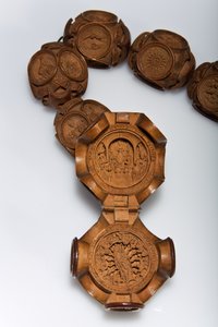 ヘンリー8世のロザリオ、オープンパタービーズの詳細（ツゲ材 作： Flemish School