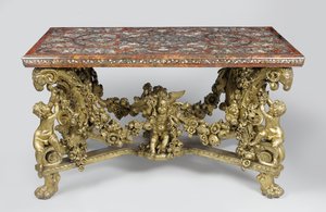 彫刻が施された金色のライムの木をベースにした寄木細工のテーブル、1689 作： Flemish School