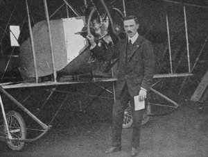 最高のインストラクターの1人：コードロントレーニング複葉機のそばに立っているルイスWFターナー、1913年1934年