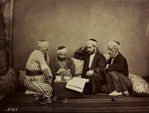 アルバムDamas et Baalbek：テーブルの周りに座っているシリア人のグループ 作： Félix Bonfils