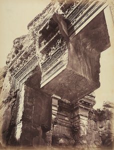 古代シリアの都市ヘリオポリスまたはバールベックの考古学地区にある神殿の入口の詳細（現在のレバノン 作： Félix Bonfils