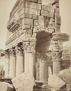 古代シリアの都市ヘリオポリスまたはバールベック（現在のレバノン）の考古学地区にあるバッカス神殿のプロナオスのディテール