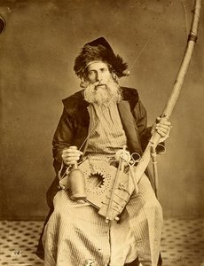 彼の貿易の道具を手に持っているレバノンのカーダー 作： Félix Bonfils